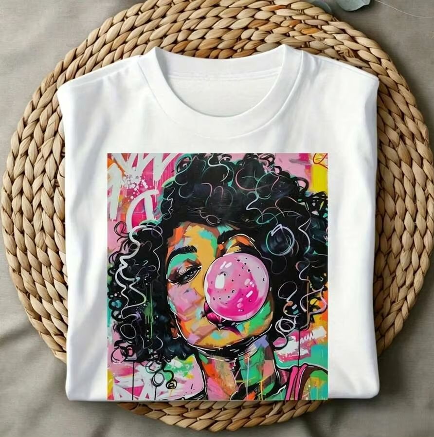 Summer Clothing Trends For Women 2026 - Koszulka damska z grafiką: Funky Weekend